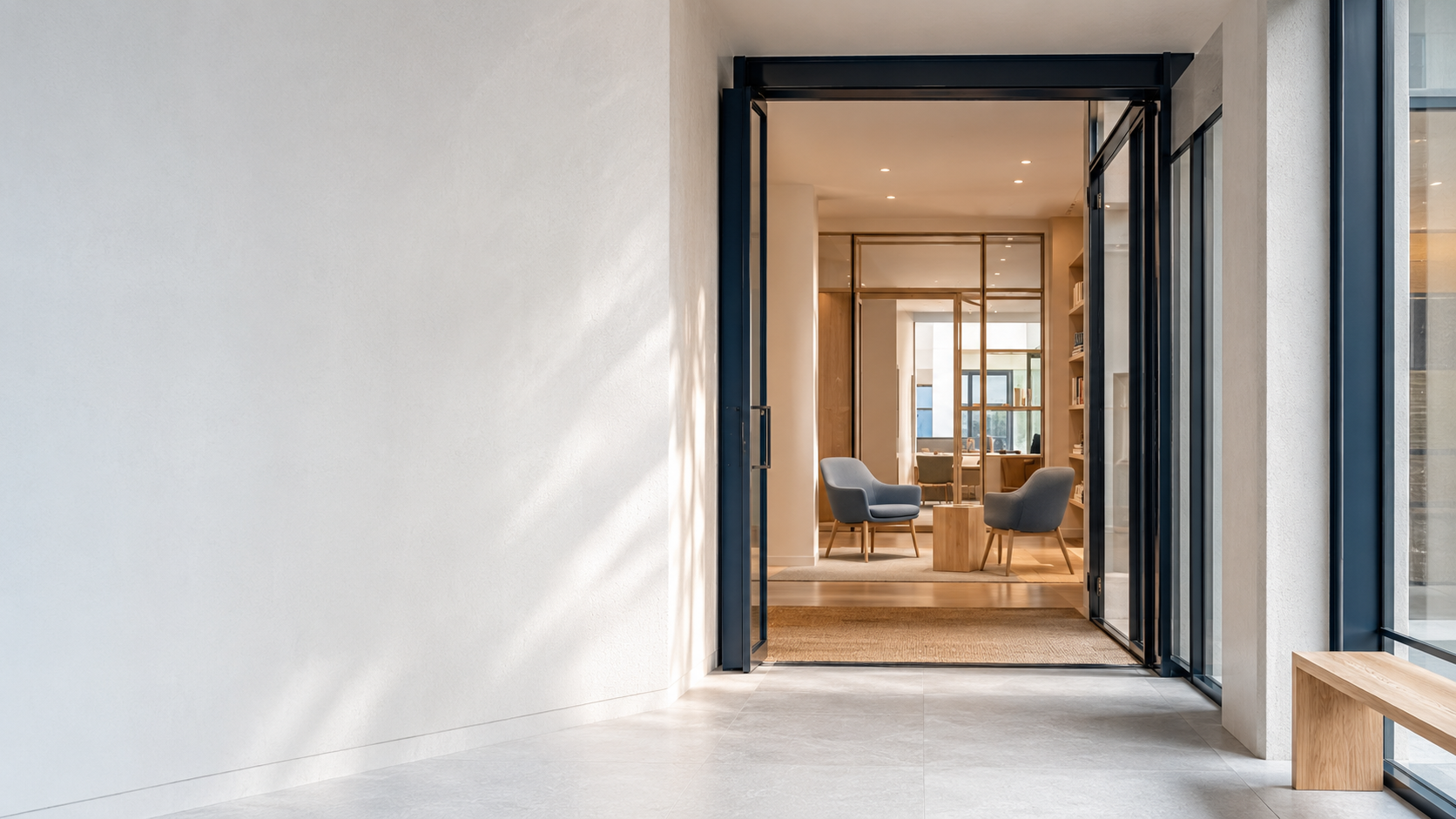 Entrada contemporânea e acolhedora de um instituto psicanalítico em branco, azul-claro e azul-marinho